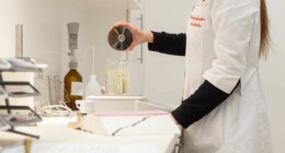 Auf diesem Bild wird eine Mixtour von einer Mitarbeiterin der Dreifaltigkeits Apotheke erstellt