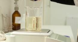 Auf diesem Bild wird eine Mixtour von einer Mitarbeiterin der Dreifaltigkeits Apotheke erstellt