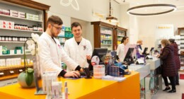 Hier sind Mitarbeiter der Dreifaltigkeits Apotheke hinter dem Verkaufspult