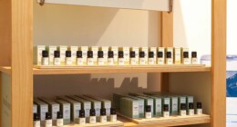 Auf diesem Bild ist ein Regal und ein Schild mit der Aufschrift: Dr. Eberhardt Aromatherapy