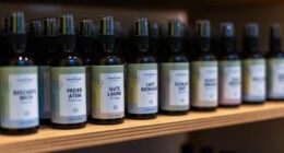 Auf dem Bild sind Flaschen mit ätherischen Ölen – Freier Atem und Luft Reinigung und so weiter