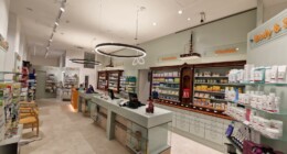 Auf dem Bild ist eine Innenaufnahme der Dreifaltigkeits Apotheke. Hauptsächlich der Verkaufsraum.