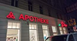 ein Foto der Dreitaltigkeits Apotheke von aussen aufgenommen