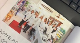 Auf dem Bild ist eine Zeitschrift mit einem Foto und einem Artikel über die Dreifaltigkeits Apotheke