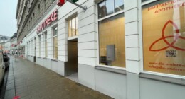 ein Foto der Dreitaltigkeits Apotheke von aussen aufgenommen