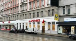 ein Aussenfoto der Dreitaltigkeits Apotheke von aussen aufgenommen